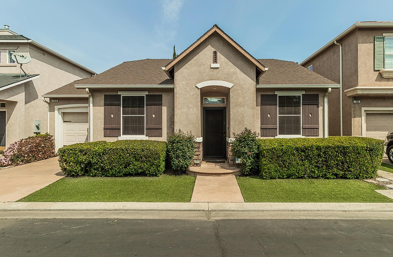 735 W Brittany Ln