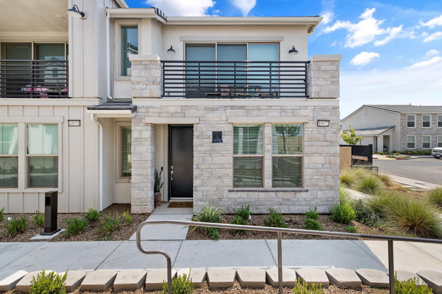 10972 Honeysuckle Dr N